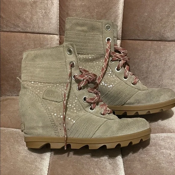 Sorel Women's Tan Combat Boots with Patterned Red Laces - Picture 3 of 3